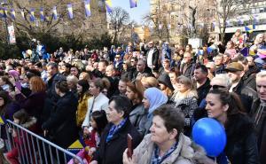 Foto: Admir Kuburović / Radiosarajevo.ba / Građani Sarajeva proslavljaju Dan nezavisnosti Bosne i Hercegovine na Trgu Oslobođenja - Alija Izetbegović
